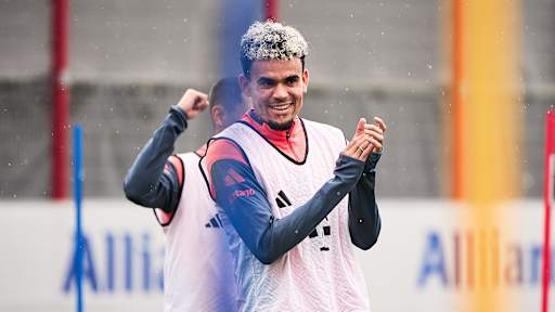 Luis Diaz klatscht im Training des FC Bayern