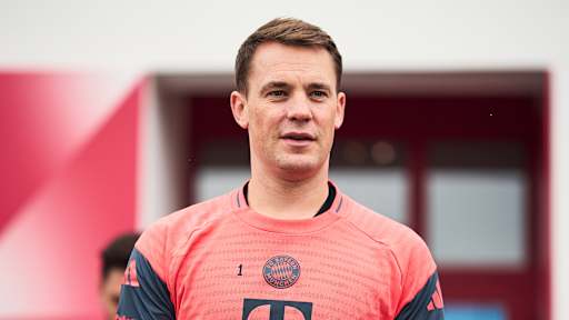 Manuel Neuer kommt aus der Kabine des FC Bayern