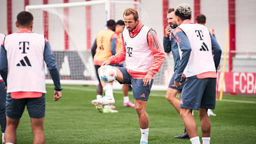 Harry Kane spielt einen Ball im Training des FC Bayern