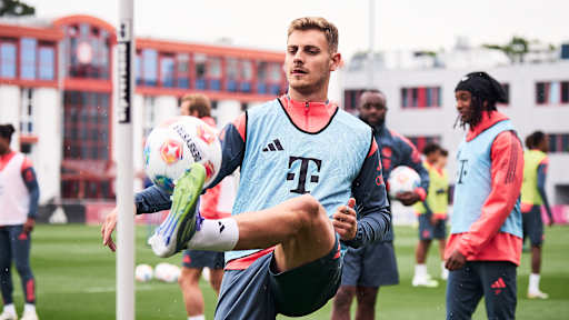 Josip Stanisic spielt einen Ball im Training des FC Bayern