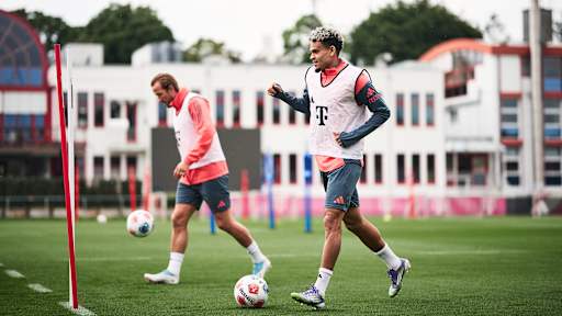 Luis Diaz dribbelt im Training des FC Bayern