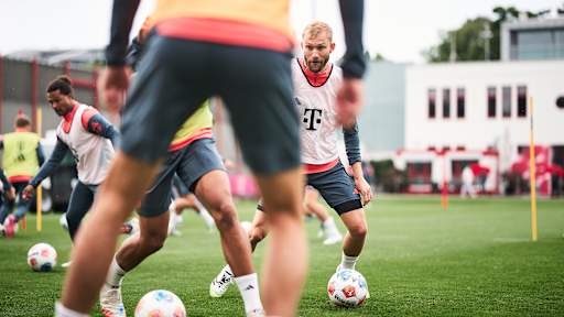 Konrad Laimer spielt einen Ball im Training des FC Bayern