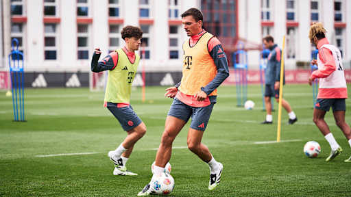 Joao Palhinha dribbelt im Training des FC Bayern