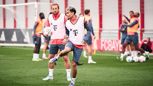 Luis Diaz spielt einen Ball mit der Hacke im Training des FC Bayern