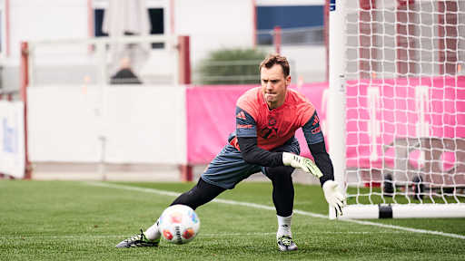 Manuel Neuer hält einen Ball im Training des FC Bayern