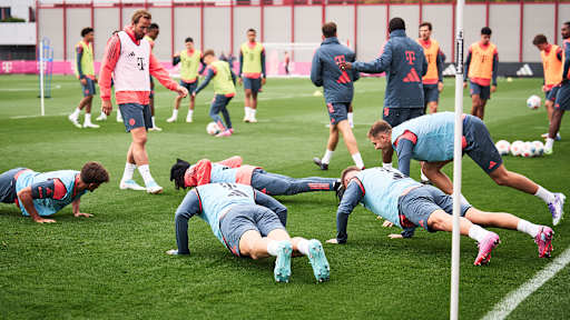 Spieler FC Bayern machen Liegestütze im Training