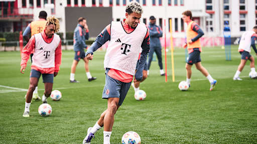 Luis Diaz dribbelt im Training des FC Bayern