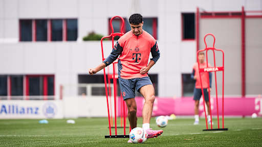 Aleksandar Pavlovic spielt einen Pass im Training des FC Bayern