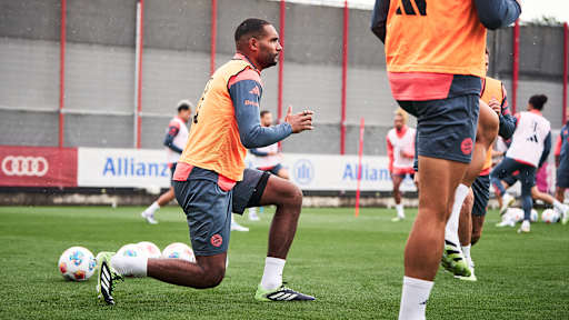 Jonathan Tah macht einen Ausfallschritt im Training des FC Bayern