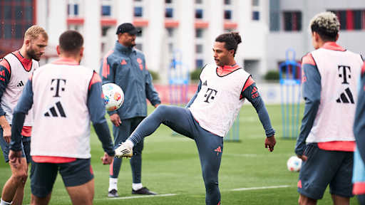 Serge Gnabry spielt einen Ball im Training des FC Bayern