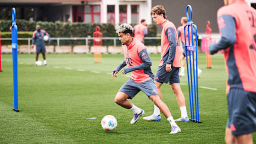 Luis Diaz dribbelt im Training des FC Bayern
