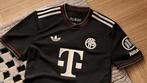 Blick auf das neue Champions League-Trikot des FC Bayern für die Saison 2025/26 in Schwarz mit roten, grünen und off-white Akzenten.
