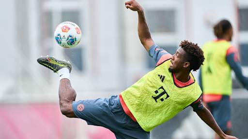 Kingsley Coman artistisch am Ball im Training des FC Bayern.