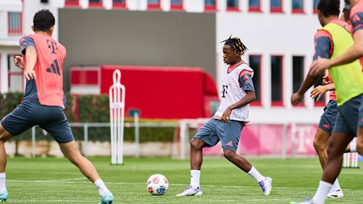 Wisdom Mike am Ball im Training des FC Bayern.