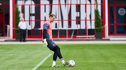 Manuel Neuer am Ball im Training des FC Bayern.