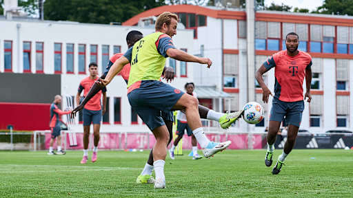 Dayot Upamecano Harry Kane spitzelt Harry Kane den Ball vom Fuß im Training des FC Bayern.