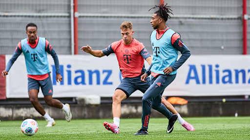 Joshua Kimmich und Michael Olise im Zweikampf im Training des FC Bayern.