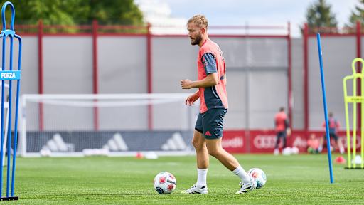 Konrad Laimer am Ball im Training des FC Bayern.