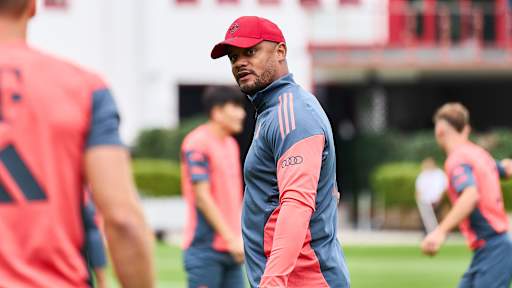 Vincent Kompany spricht mit einem Spieler im Training des FC Bayern.