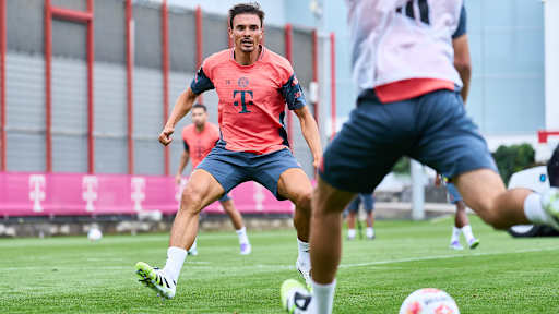Joaa Palhinha stellt seinen Gegenspieler im Training des FC Bayern.