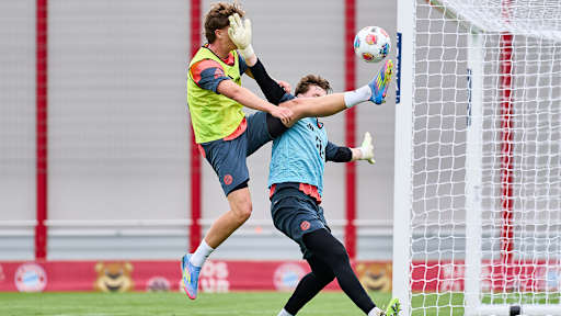 Jonas Urbig rettet spektakulär gegen Paul Wanner im Training des FC Bayern.
