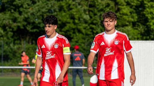 Deniz Ofli und Moritz Göttlicher im Trikot des FC Bayern.