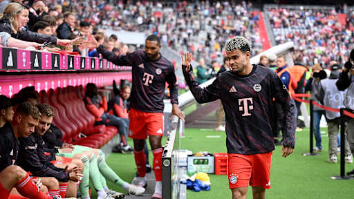 Luis Diaz winkt den Fans vor dem Testspiel zwischen dem FC Bayern und Olympique Lyon.