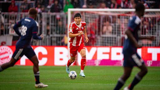 Minjae Kim dribbelt mit dem Ball im Testspiel zwischen dem FC Bayern und Olympique Lyon.