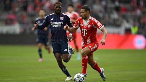 Raphael Guerreiro dribbelt mit dem Ball im Testspiel zwischen dem FC Bayern und Olympique Lyon.