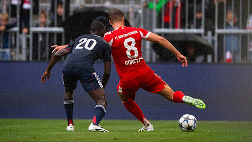 Leon Goretzka im Zweikampf im Testspiel zwischen dem FC Bayern und Olympique Lyon