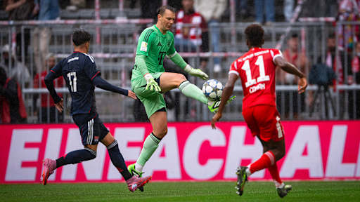 Manuel Neuer klärt den Ball im Testspiel zwischen dem FC Bayern und Olympique Lyon.