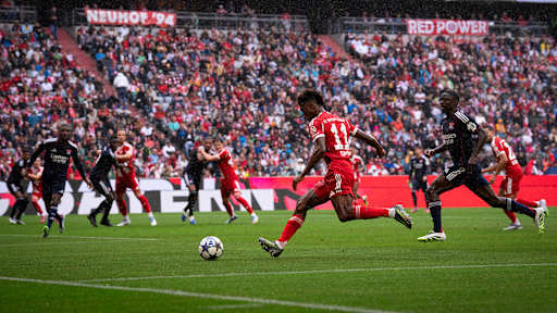 Kingsley Coman flankt den Ball im Testspiel zwischen dem FC Bayern und Olympique Lyon.