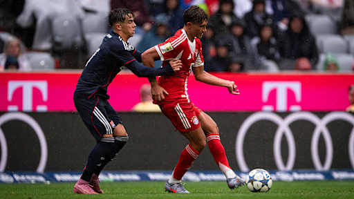 Tom Bischof passt den Ball im Testspiel zwischen dem FC Bayern und Olympique Lyon.