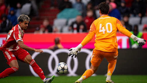 Luis Diaz schießt im Testspiel zwischen dem FC Bayern und Olympique Lyon.