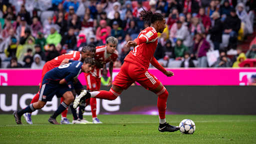 Michael Olise schießt einen Elfmeter im Testspiel zwischen dem FC Bayern und Olympique Lyon.