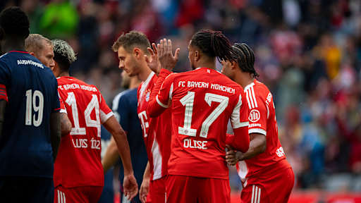 Michael Olise bejubelt sein Tor zum 1:0 im Testspiel zwischen dem FC Bayern und Olympique Lyon.