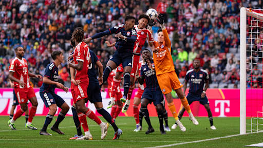 Eine Kopfballchance im Testspiel zwischen dem FC Bayern und Olympique Lyon