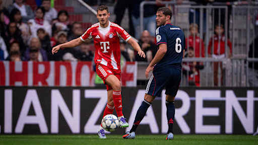 Josip Stanisic passt den Ball im Testspiel zwischen dem FC Bayern und Olympique Lyon.