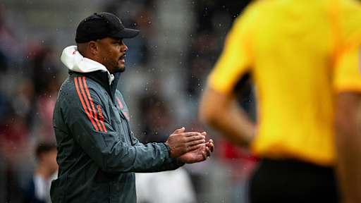 Vincent Kompany applaudiert im Testspiel zwischen dem FC Bayern und Olympique Lyon.