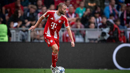 Konrad Laimer dribbelt mit dem Ball im Testspiel zwischen dem FC Bayern und Olympique Lyon.