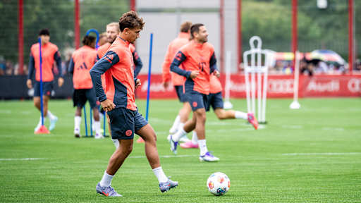 Tom Bischof am Ball beim öffentlichen Training des FC Bayern