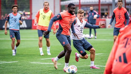 Dayot Upamecano am Ball wird von Joshua Kimmich attackiert beim öffentlichen Training des FC Bayern