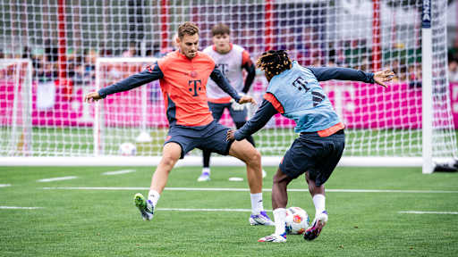 Wisdom Mike vernarrt Josip Stanisic beim öffentlichen Training des FC Bayern