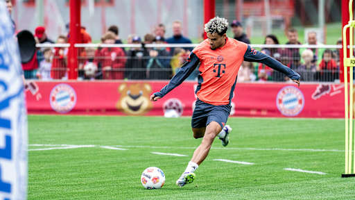 Luis Diaz beim Torabschluss beim öffentlichen Training des FC Bayern