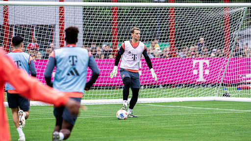 Manuel Neuer am Ball beim öffentlichen Training des FC Bayern