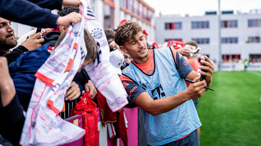 Tom Bischof Luis Díaz macht ein Selfie mit Fans beim öffentlichen Training des FC Bayern.