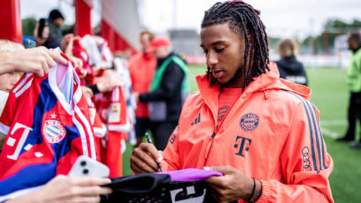 Michael Olise Luis Díaz beim Autogrammeschreiben beim öffentlichen Training des FC Bayern.
