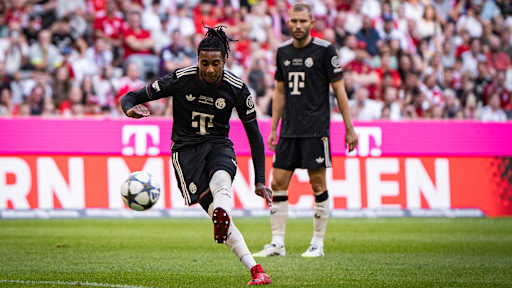 Michael Olise tritt einen Freistoß im Testspiel des FC Bayern gegen Tottenham Hotspur.