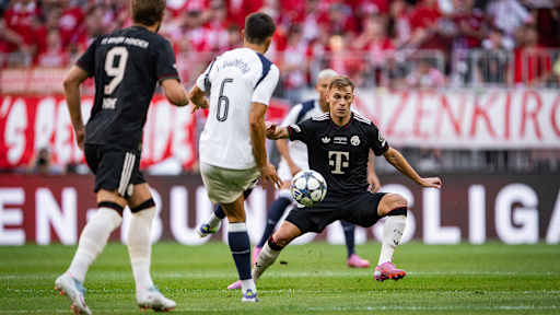 Joshua Kimmich führt einen Zweikampf im Testspiel des FC Bayern gegen Tottenham Hotspur.