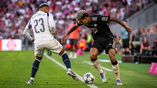 Luis Diaz dribbelt mit dem Ball im Testspiel des FC Bayern gegen Tottenham Hotspur.
